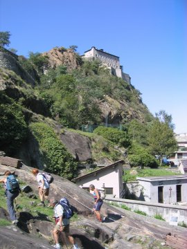 Salendo tra le rocce nella zona archeologica (29982 bytes)